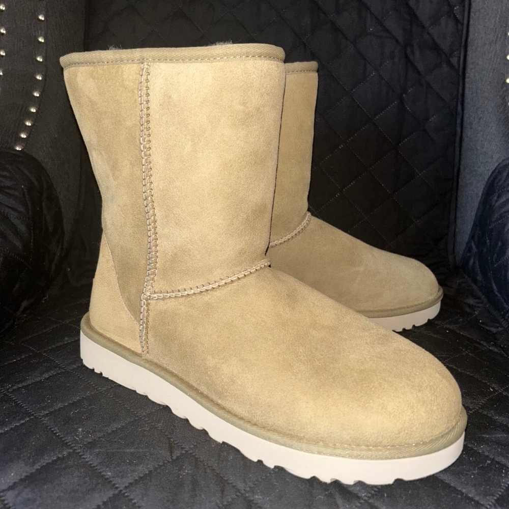 Women's Classic Short UGG, Sand, Size 10